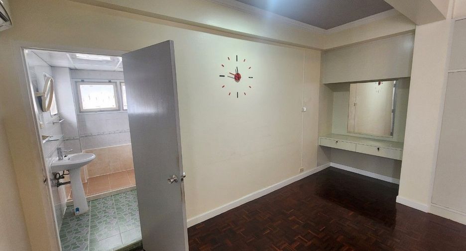For rent 3 bedrooms apartment in Khlong Toei, Bangkok