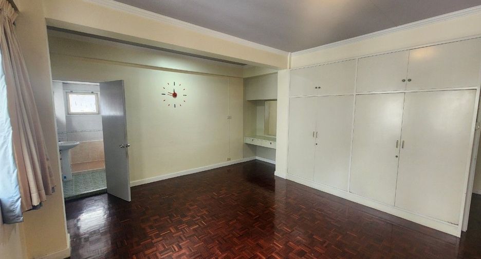 For rent 3 bedrooms apartment in Khlong Toei, Bangkok