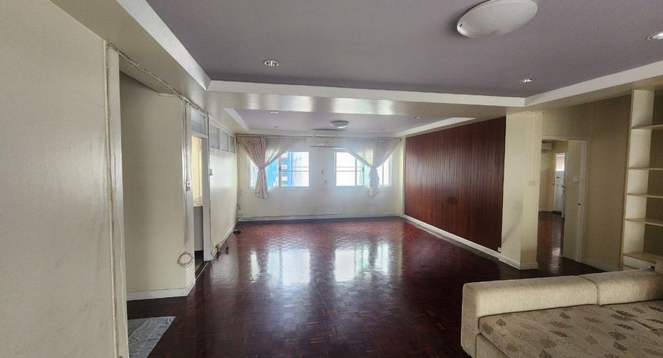 For rent 3 bedrooms apartment in Khlong Toei, Bangkok