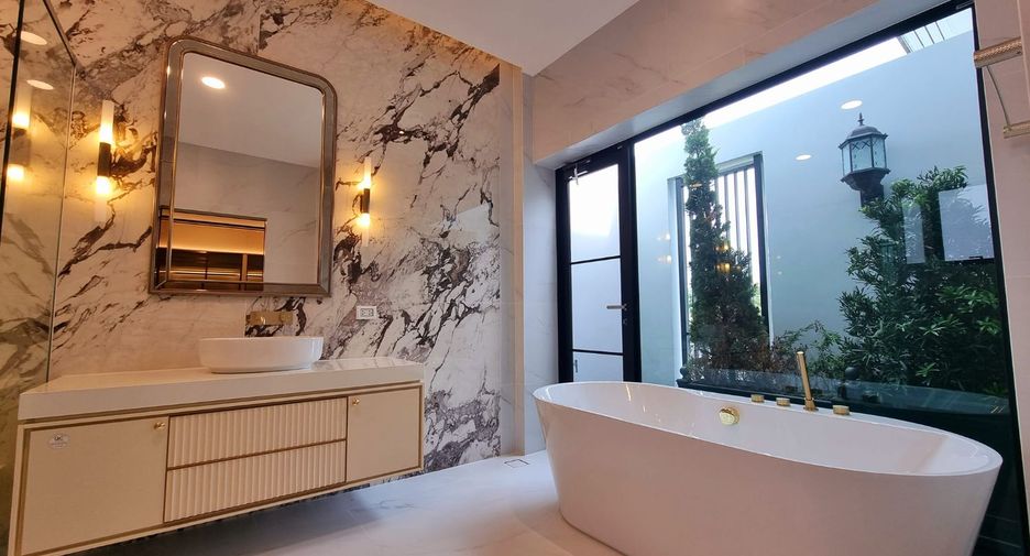 For sale 5 Beds house in Prawet, Bangkok
