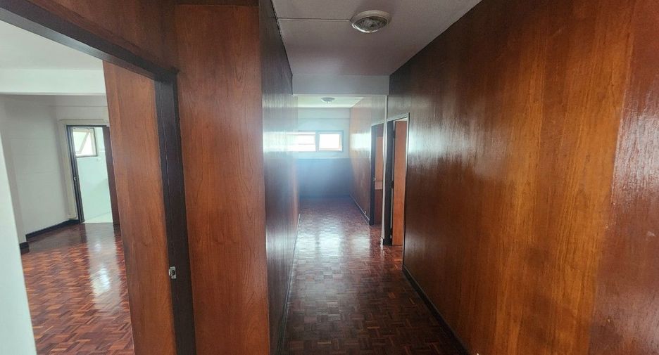 For rent 3 bedrooms apartment in Khlong Toei, Bangkok