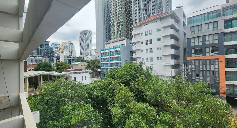 For rent 3 bedrooms apartment in Khlong Toei, Bangkok