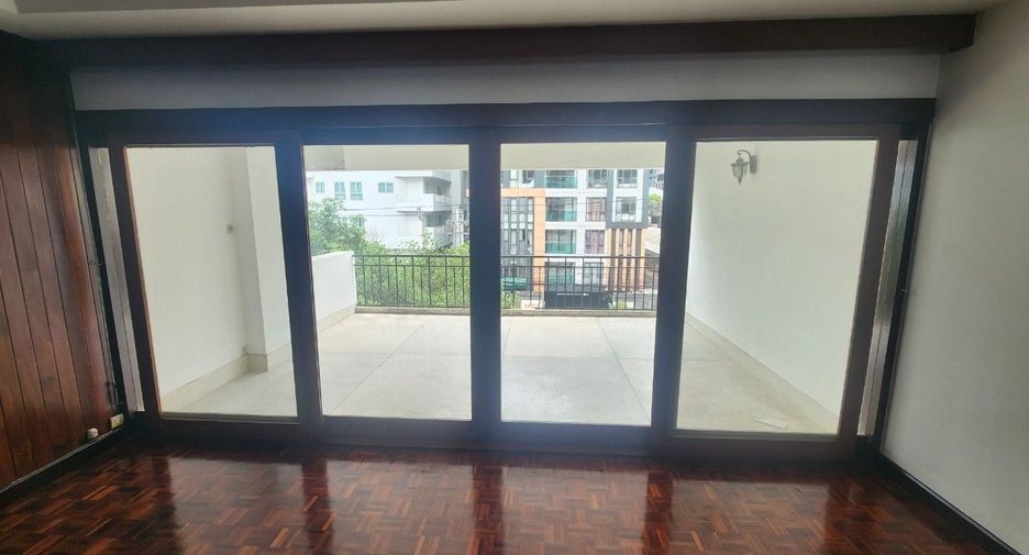 For rent 3 bedrooms apartment in Khlong Toei, Bangkok