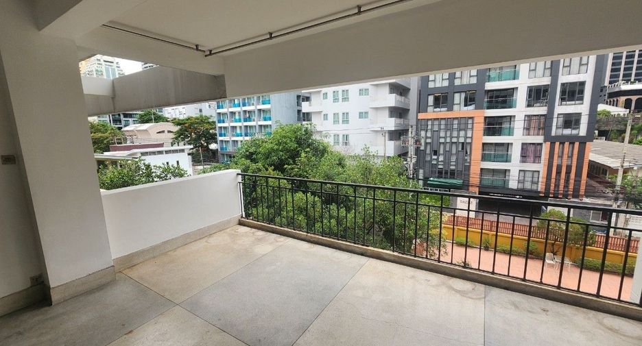 For rent 3 bedrooms apartment in Khlong Toei, Bangkok