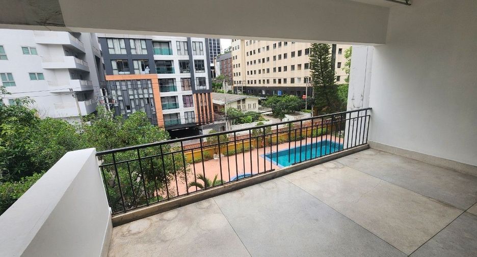 For rent 3 bedrooms apartment in Khlong Toei, Bangkok