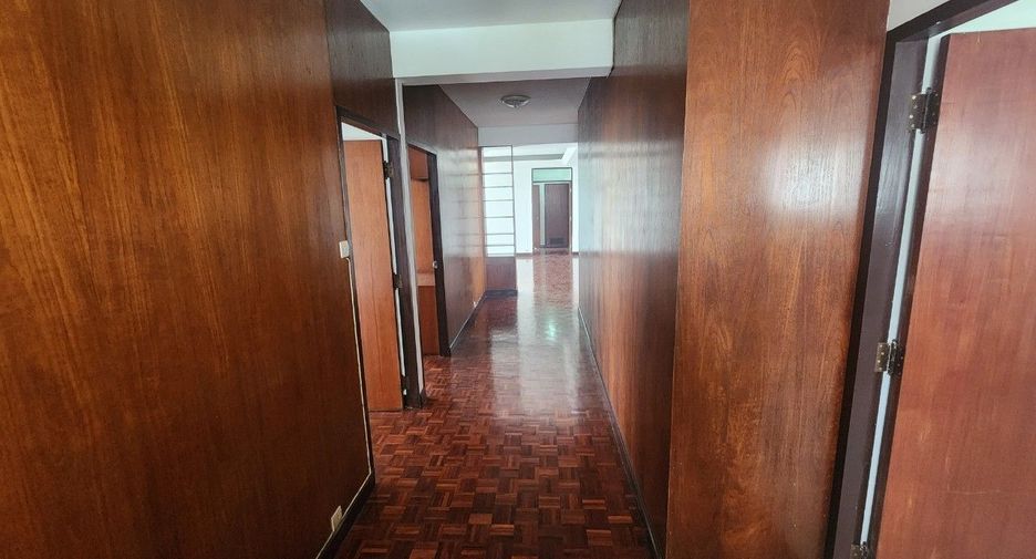 For rent 3 bedrooms apartment in Khlong Toei, Bangkok