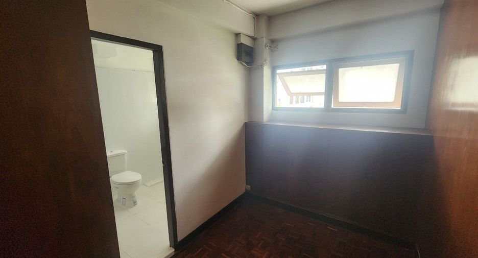 For rent 3 bedrooms apartment in Khlong Toei, Bangkok