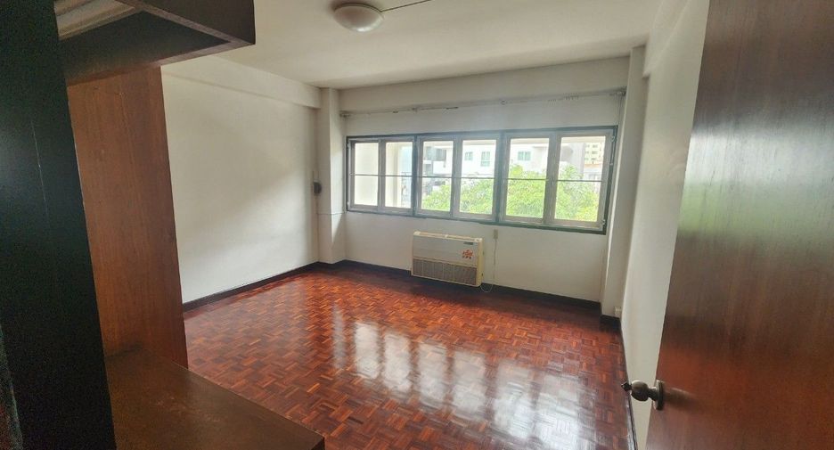 For rent 3 bedrooms apartment in Khlong Toei, Bangkok