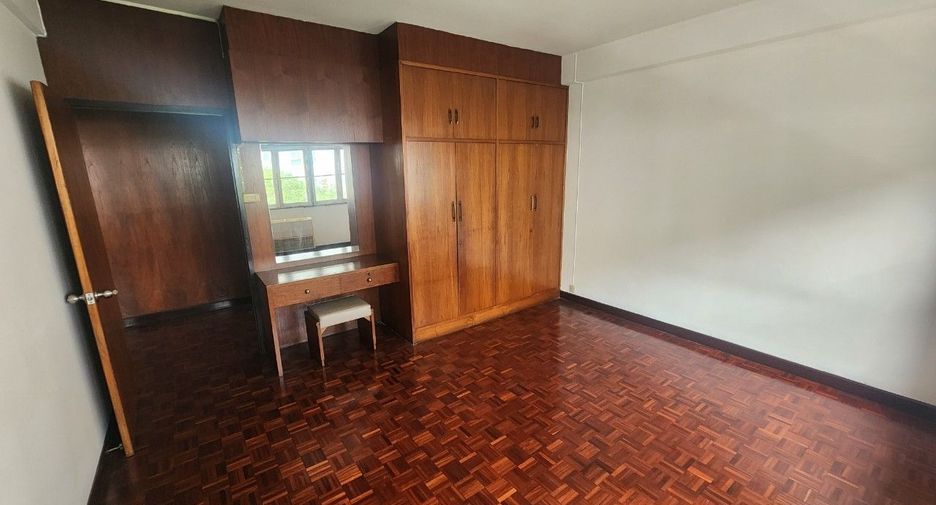 For rent 3 bedrooms apartment in Khlong Toei, Bangkok