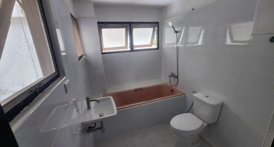 For rent 3 bedrooms apartment in Khlong Toei, Bangkok