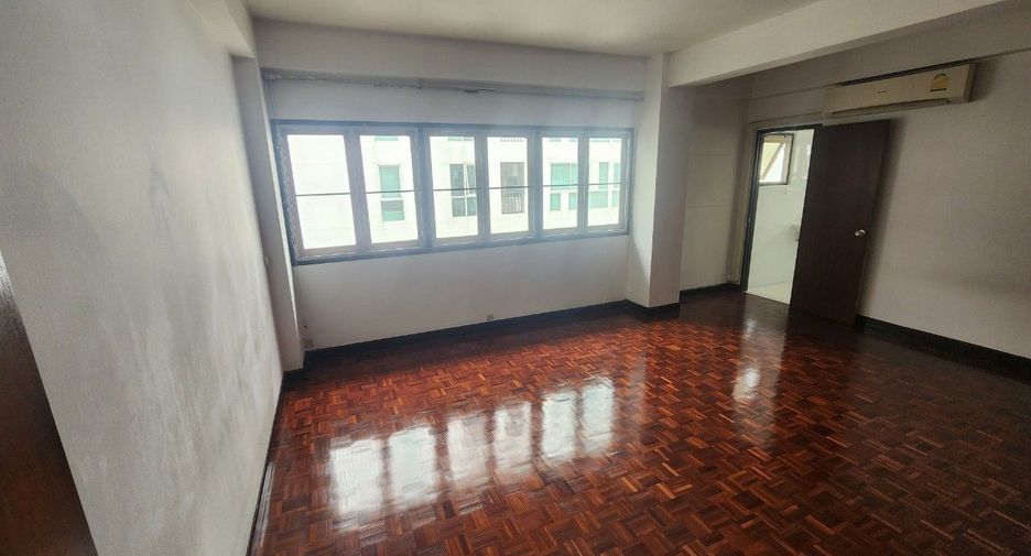 For rent 3 bedrooms apartment in Khlong Toei, Bangkok