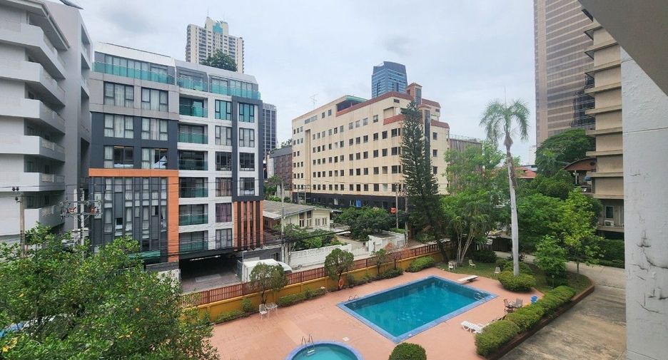 For rent 3 bedrooms apartment in Khlong Toei, Bangkok