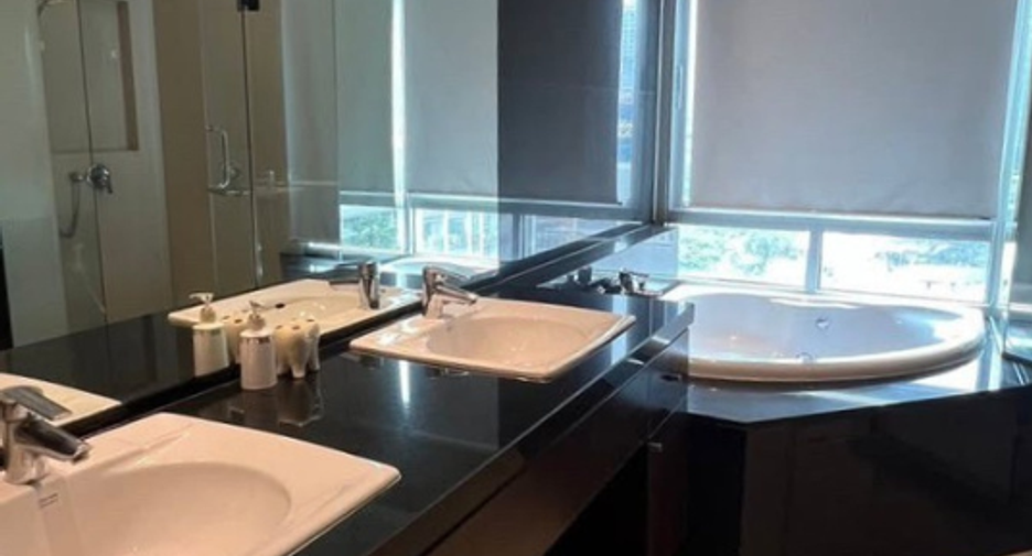 For rent 3 bedrooms condo in Pathum Wan, Bangkok