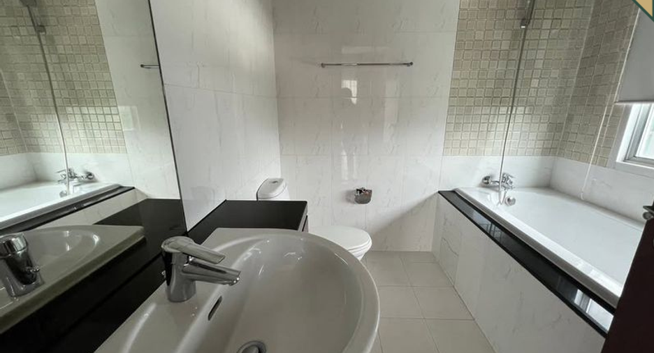 For rent 3 bedrooms condo in Pathum Wan, Bangkok