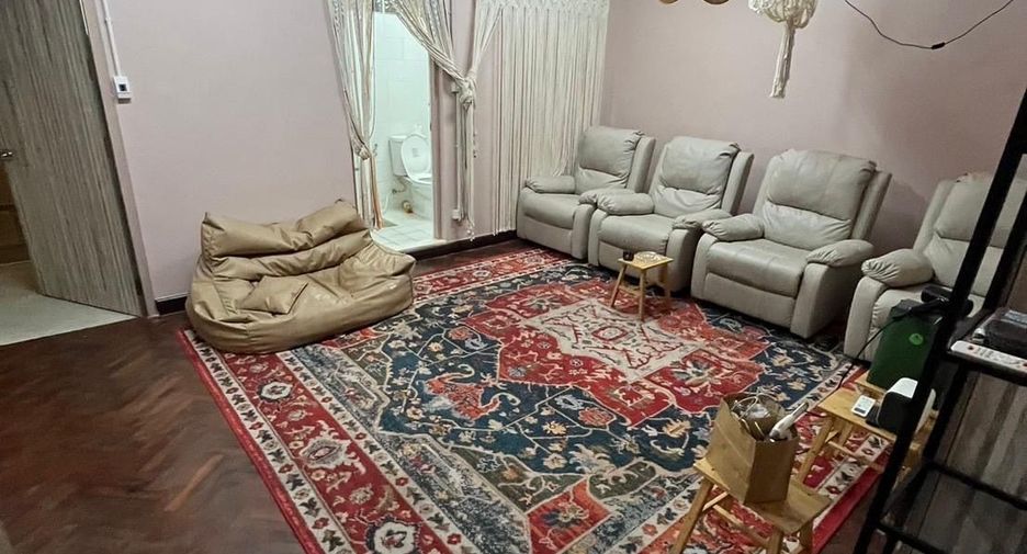 For rent 3 bedrooms retail Space in Khlong Toei, Bangkok