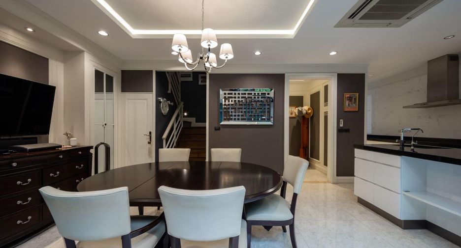 For sale 2 bedrooms townhouse in Watthana, Bangkok