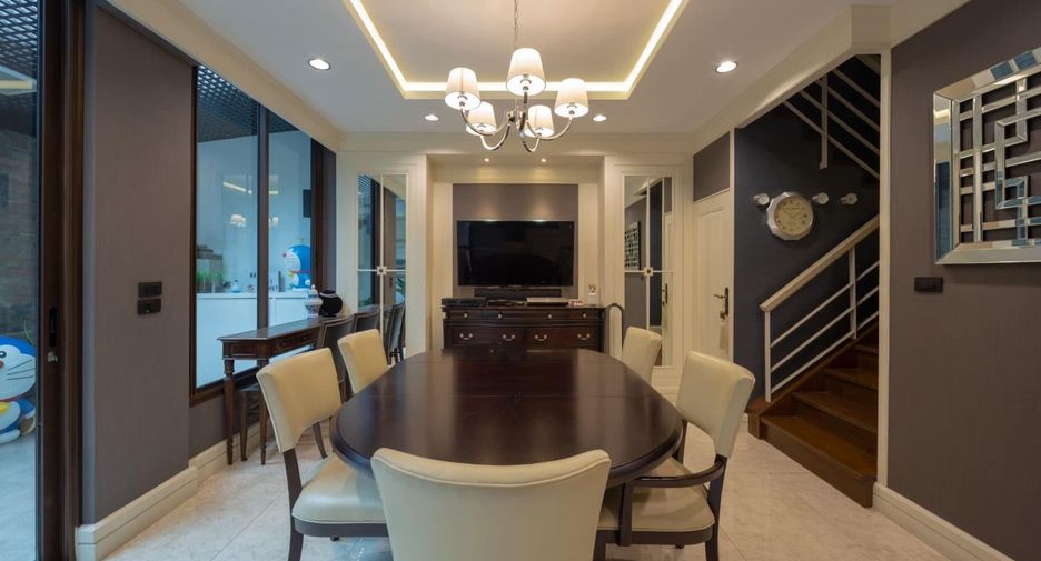 For sale 2 bedrooms townhouse in Watthana, Bangkok