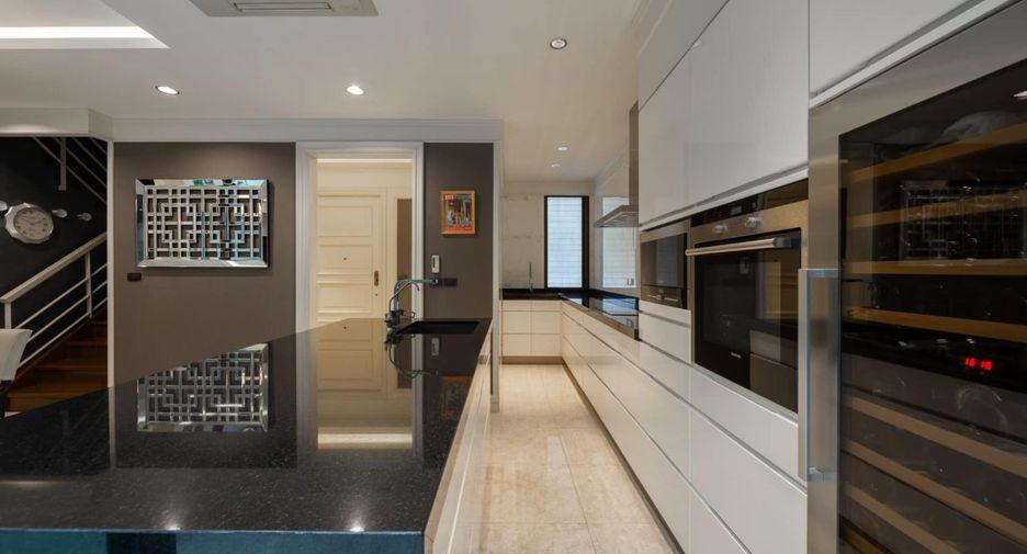 For sale 2 bedrooms townhouse in Watthana, Bangkok