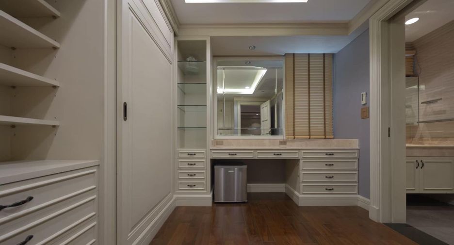 For sale 2 bedrooms townhouse in Watthana, Bangkok