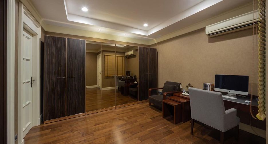 For sale 2 bedrooms townhouse in Watthana, Bangkok