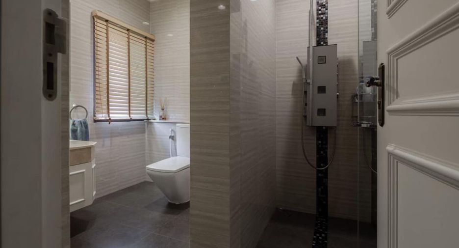 For sale 2 bedrooms townhouse in Watthana, Bangkok