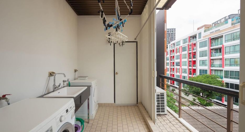 For sale 2 bedrooms townhouse in Watthana, Bangkok