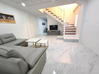 Reihenhaus zur Miete und zum Kauf mit 4 Zimmer in Bang Lamung, Chonburi