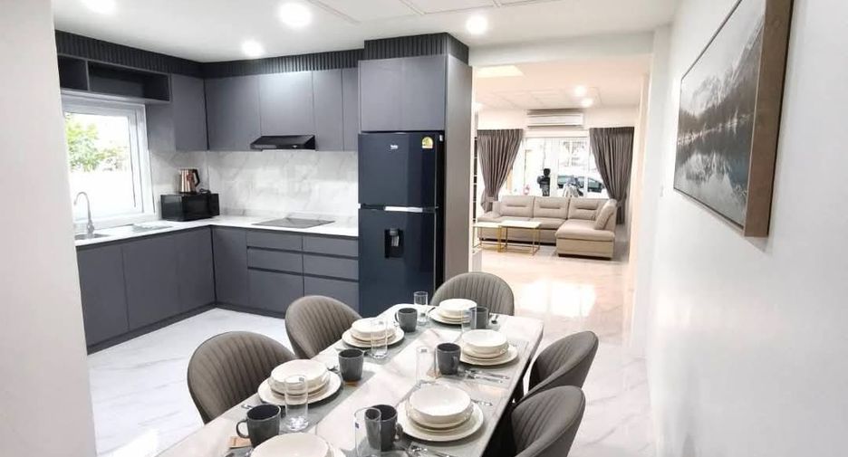 Reihenhaus zur Miete und zum Kauf mit 4 Zimmer in Bang Lamung, Chonburi
