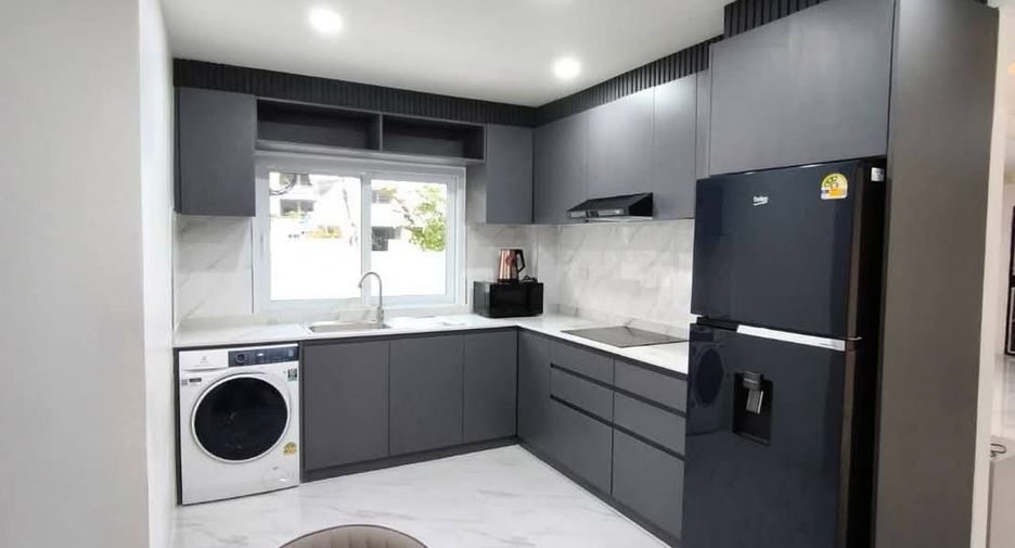Reihenhaus zur Miete und zum Kauf mit 4 Zimmer in Bang Lamung, Chonburi
