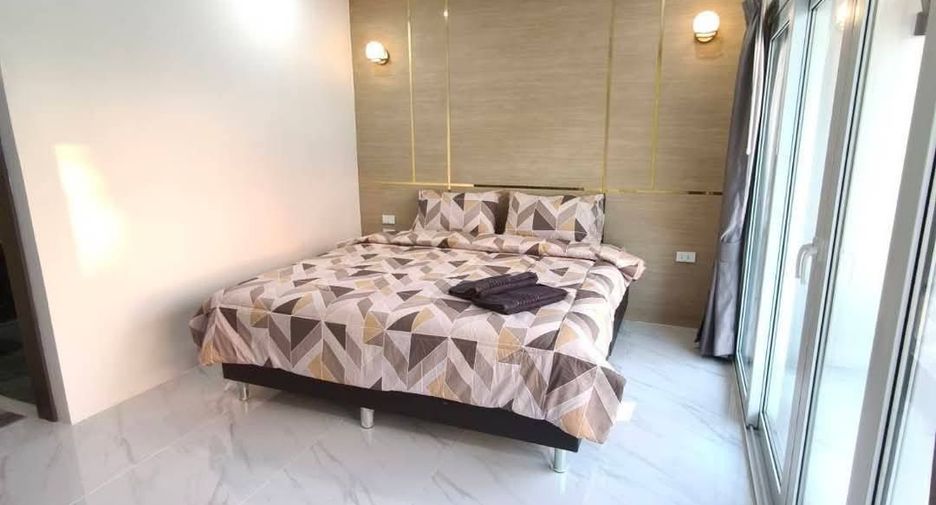 Reihenhaus zur Miete und zum Kauf mit 4 Zimmer in Bang Lamung, Chonburi
