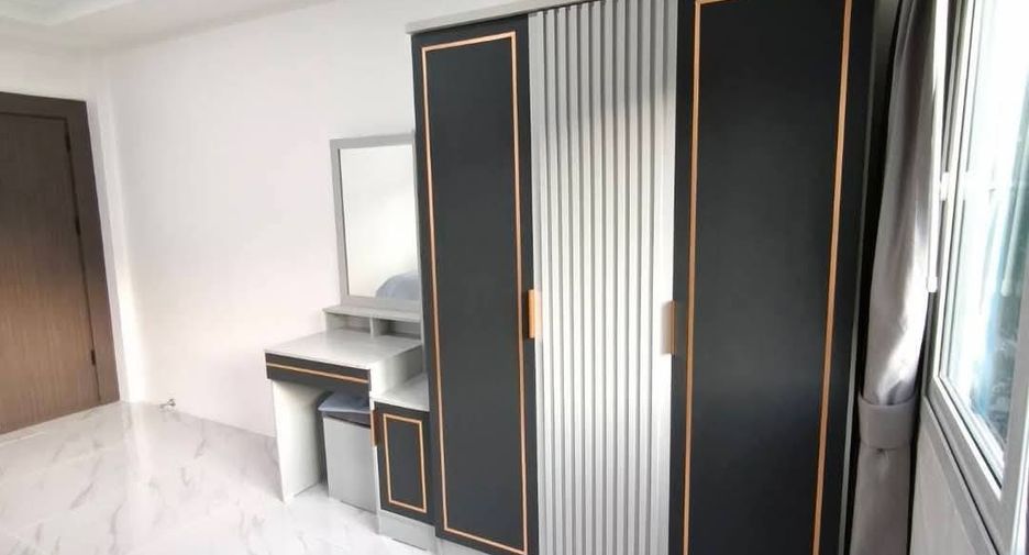 Reihenhaus zur Miete und zum Kauf mit 4 Zimmer in Bang Lamung, Chonburi