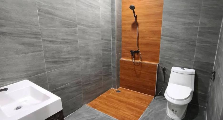 Reihenhaus zur Miete und zum Kauf mit 4 Zimmer in Bang Lamung, Chonburi