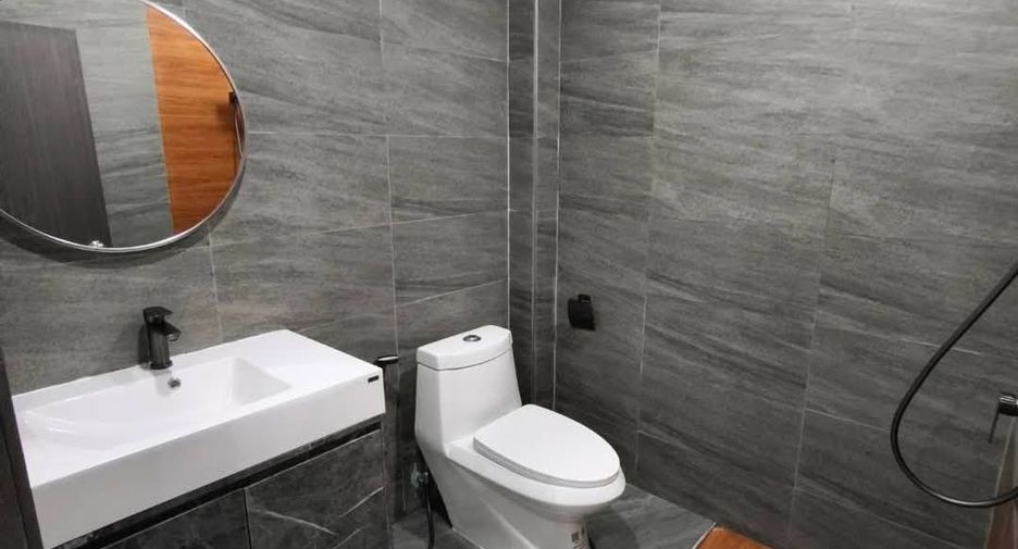 Reihenhaus zur Miete und zum Kauf mit 4 Zimmer in Bang Lamung, Chonburi