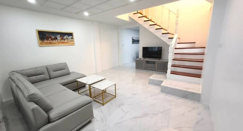 Reihenhaus zur Miete und zum Kauf mit 4 Zimmer in Bang Lamung, Chonburi