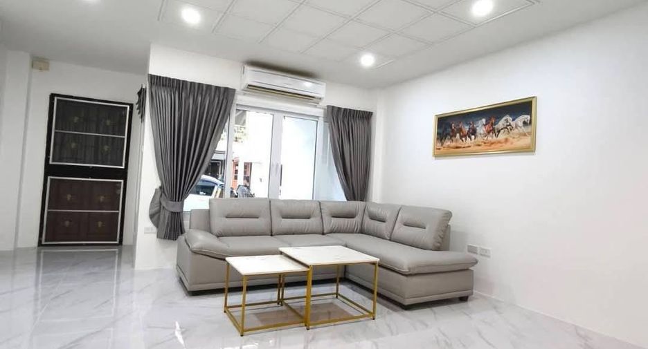 Reihenhaus zur Miete und zum Kauf mit 4 Zimmer in Bang Lamung, Chonburi