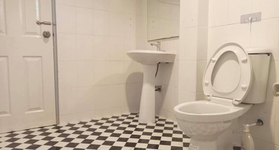 For sale 5 bedrooms house in Phanat Nikhom, Chonburi