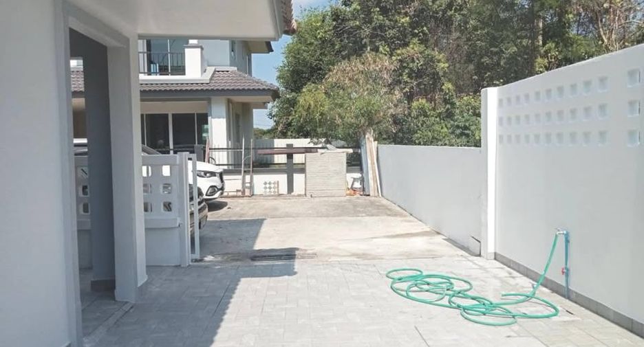 For sale 5 bedrooms house in Phanat Nikhom, Chonburi