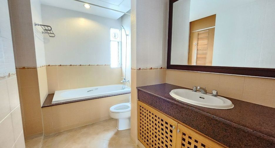 Apartamento en alquiler de 3 habitaciones en Bang Rak, Bangkok