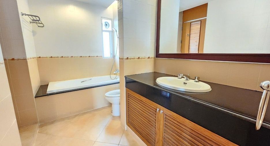 À louer 3 chambres appartement à Bang Rak, Bangkok