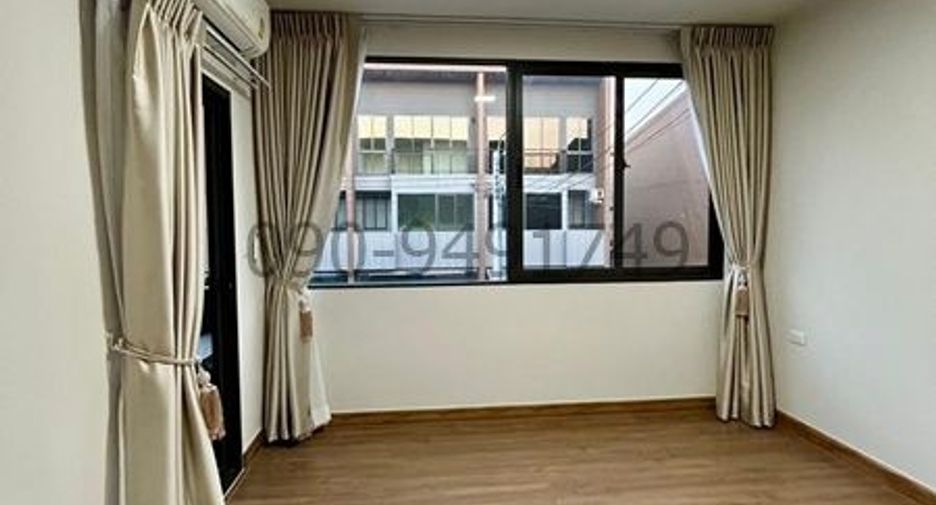 For rent 3 bedrooms townhouse in Bang Khen, Bangkok