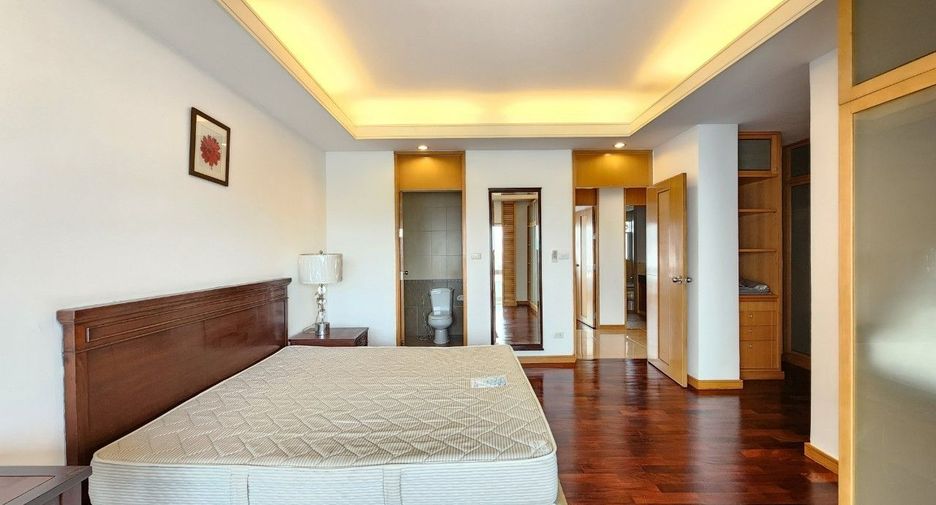 For rent 3 bedrooms apartment in Bang Rak, Bangkok