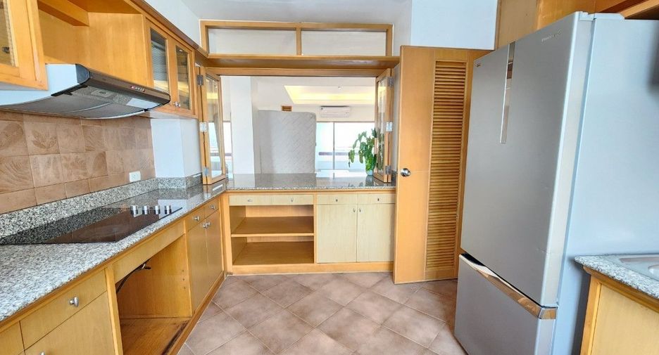 For rent 3 bedrooms apartment in Bang Rak, Bangkok