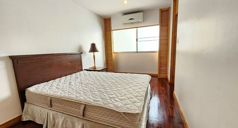For rent 3 bedrooms apartment in Bang Rak, Bangkok