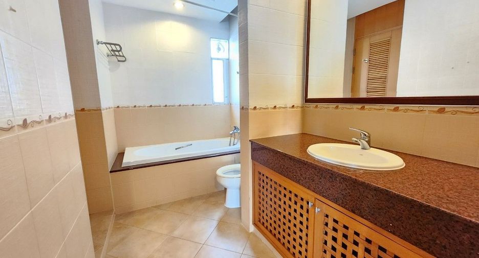 For rent 3 bedrooms apartment in Bang Rak, Bangkok