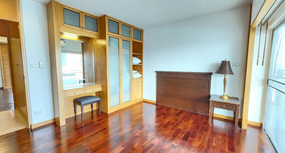 For rent 3 bedrooms apartment in Bang Rak, Bangkok
