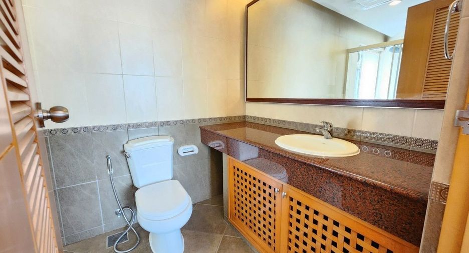 For rent 3 bedrooms apartment in Bang Rak, Bangkok