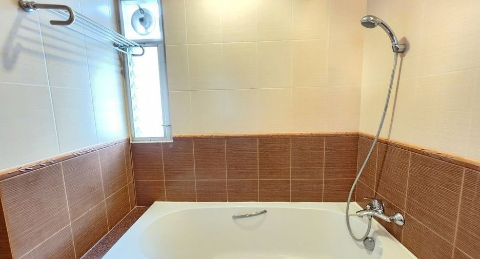 For rent 3 bedrooms apartment in Bang Rak, Bangkok