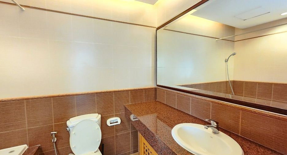 For rent 3 bedrooms apartment in Bang Rak, Bangkok