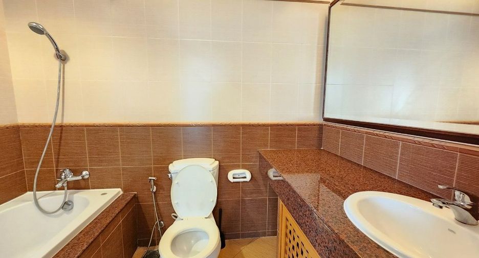 For rent 3 bedrooms apartment in Bang Rak, Bangkok