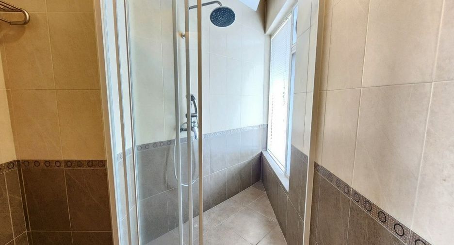 For rent 3 bedrooms apartment in Bang Rak, Bangkok